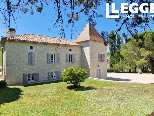 Élégante maison quercynoise en pierre avec piscine, grange et jardin clos près de Castelnau Montratier