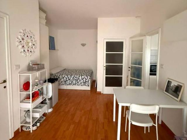 Elegante Monolocale – Via Frua, De Angeli