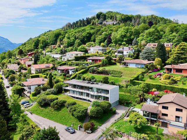 Elegante moderne Villa im Grünen mit Panoramablick auf den Luganer See