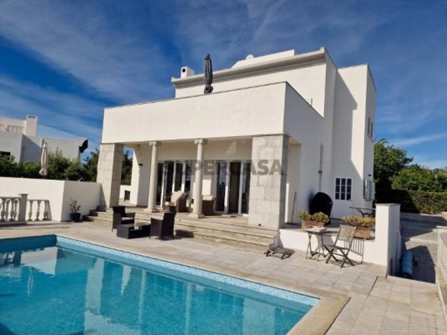 ELEGANTE MORADIA MODERNA V4+1 QUARTOS, PISCINA, GARAGEM E BELAS VISTAS SOBRE TAVIRA E AS COLINAS, NUM LOTE DE 929,00 M²