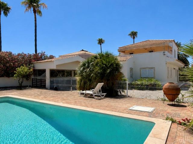 Elegante Moradia com Piscina no Triângulo Dourado