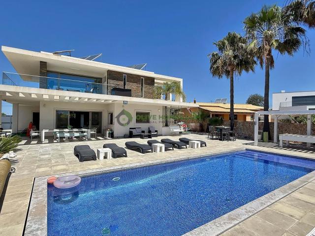Elegante Moradia de Cinco Quartos Vista Mar em Vale de Parra, Albufeira – Algarve