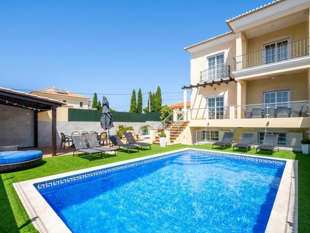Elegante Moradia Geminada com Três Pisos 133m² Quarteira