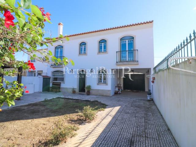 Elegante Moradia T4 com Jardim e Anexos em Alpiarça