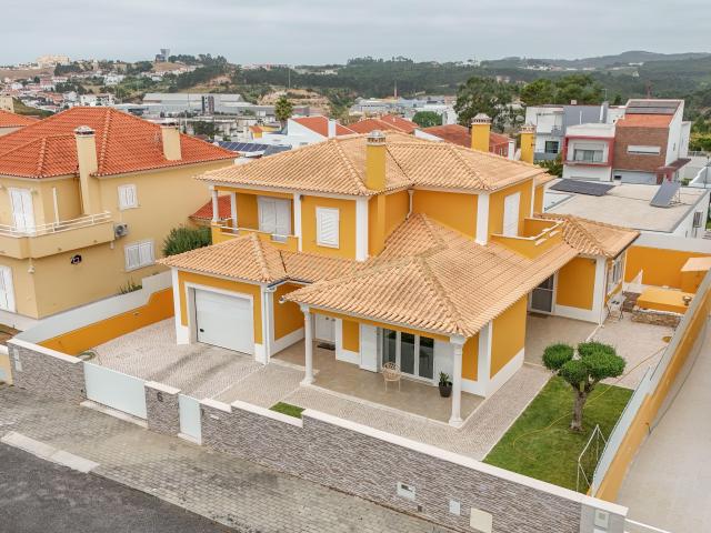Elegante moradia T4, de arquitetura contemporânea, no coração de Torres Vedras