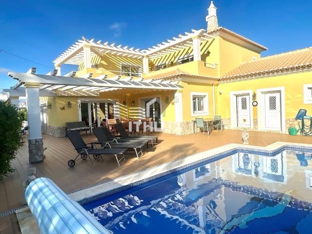 Elegante Moradia T4 Perto de Vila Nova de Cacela com Piscina e Garagem, Vila Real de Santo António, Santa Rita