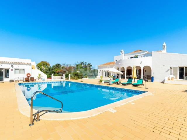 Elegante moradia T6 com piscina e campo de ténis em Carvoeiro