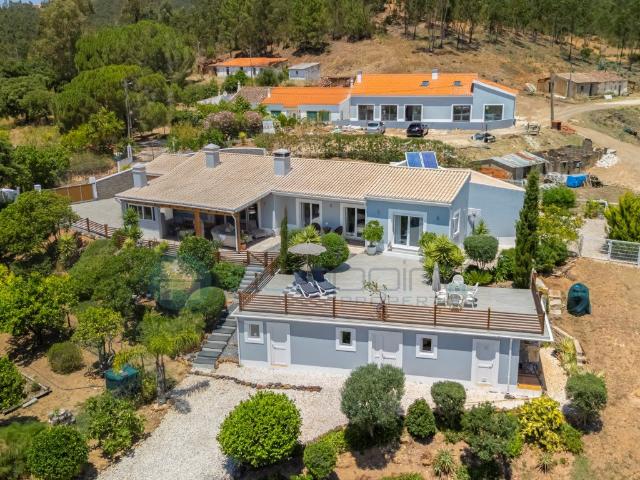 Elegante Moradia Térrea Contemporânea com Pomar, Privacidade. 194m² Marmelete