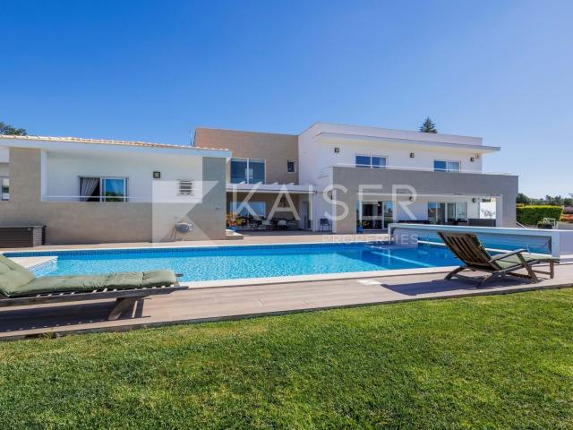 Elegante moradia virada a sul com vistas panorâmicas para o mar, piscina aquecida e garagem numa zona tranquila