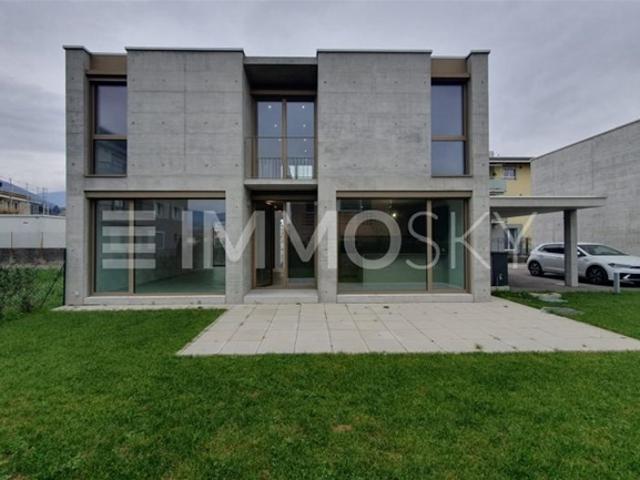 Elegante neu errichtete Villa mit Garten