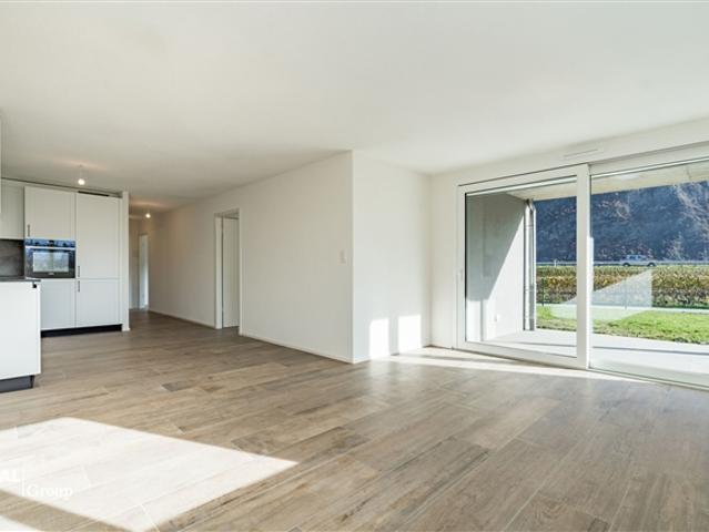 Elegante neue 3,5 Zimmer Wohnung mit Terrasse, Garten und Parkplatz
