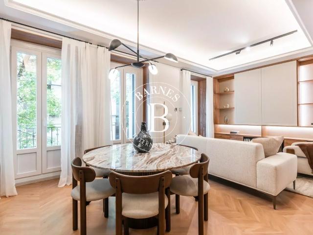 Elegante piso reformado con balcones y mirador en finca seño. 105m² Madrid