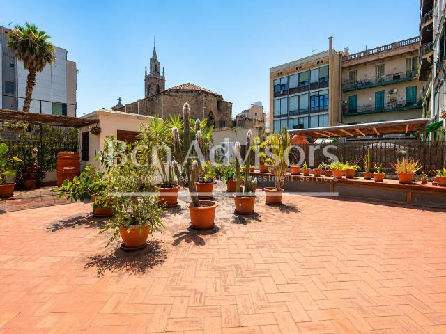 Elegante propiedad de época con una espectacular terraza en el Eixample