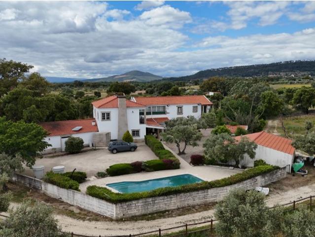 Elegante propriedade rural com piscina privada, estábulos e vistas deslumbrantes para a zona rural