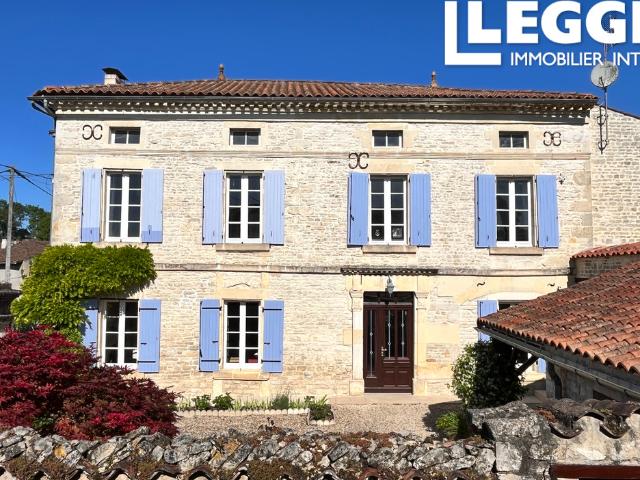 Élégante propriété charentaise avec piscine, jardins et dépendance indépendante
