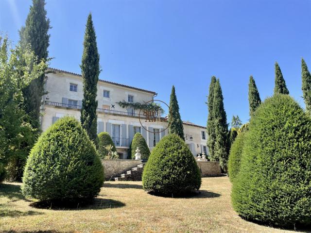 Élégante Propriété charentaise d'env. 600M² avec son incroy 600m² Gourville