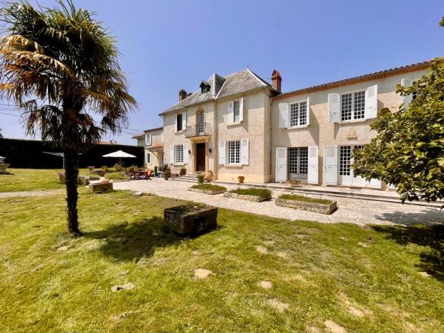 Élégante Propriété avec Terrain Plat et Dépendances pour Che. 388m² Miélan