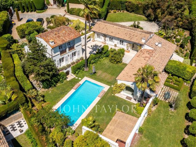 Élégante propriété avec une vue exceptionnelle sur Saint Pau. 314m² La Colle sur Loup