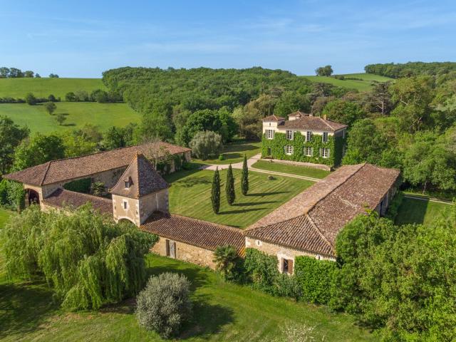 Élégante Propriété Avec Vastes Dépendances Sur Presque 20 He. 323m² Auch