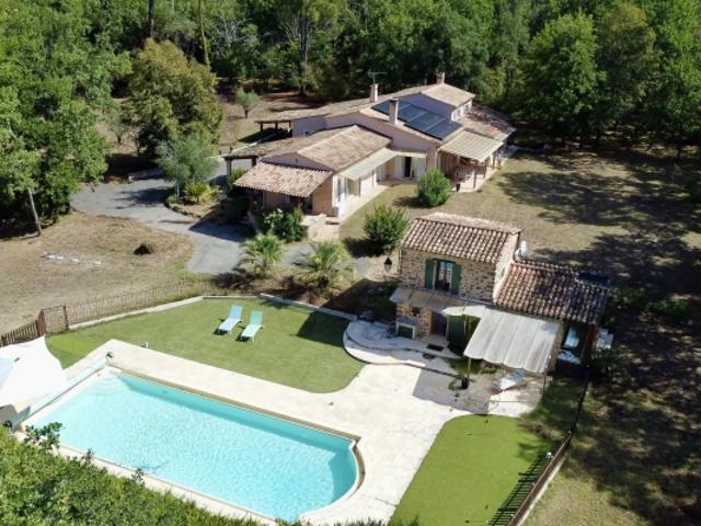 Élégante propriété avec villa principale, mazet en pierres et piscine