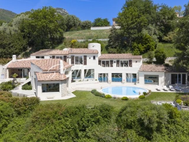 ÉLÉGANTE PROPRIÉTÉ AVEC VUE MER