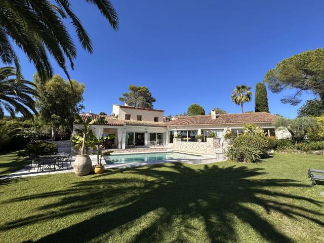 Élégante propriété avec vue panoramique, piscine et prestations haut de gamme à proximité de Saint Paul de Vence