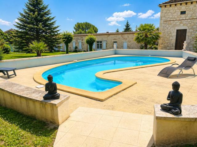 Élégante propriété avec maison 200m2, longère et dépendances. 205m² Villeneuve sur Lot