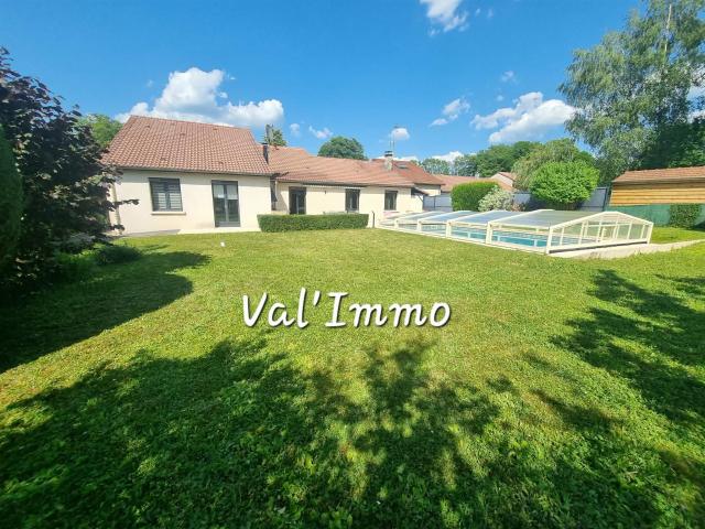 Elégante propriété avec piscine couverte un véritable art de. 178m² Joinville