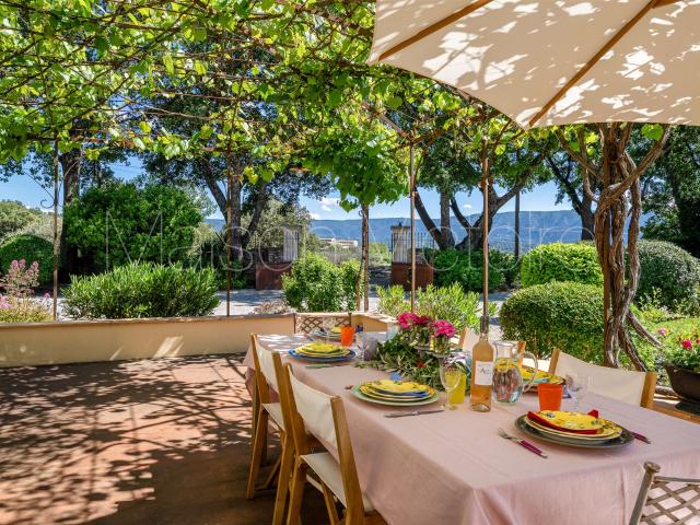 Élégante propriété avec piscine, vues imprenables et olivera. 120m² Gordes