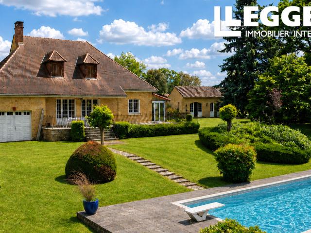 Élégante propriété de caractère avec piscine et dépendances | à pied du cœur de Sarlat