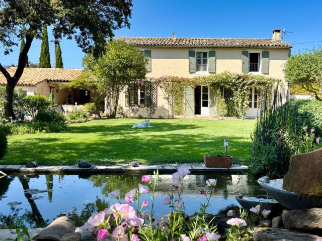 Élégante propriété de caractère avec piscine et jardin paysager, à 15 minutes d'Uzès