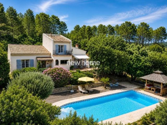 Élégante propriété de caractère avec très belle vue, piscine et gîte indépendant