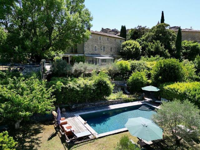 Élégante Propriété de Caractère avec Vue Panoramique sur la. 361m² Goudargues