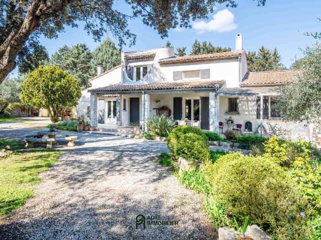Élégante propriété de charme aux portes d’Uzès, sur 6 300 m² de nature et d’exception