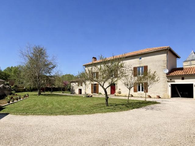 Elégante propriété de village avec dépendances et vastes jardins clos