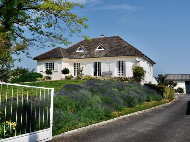 Elégante propriété de village avec 2 gîtes et superbe piscine creusée