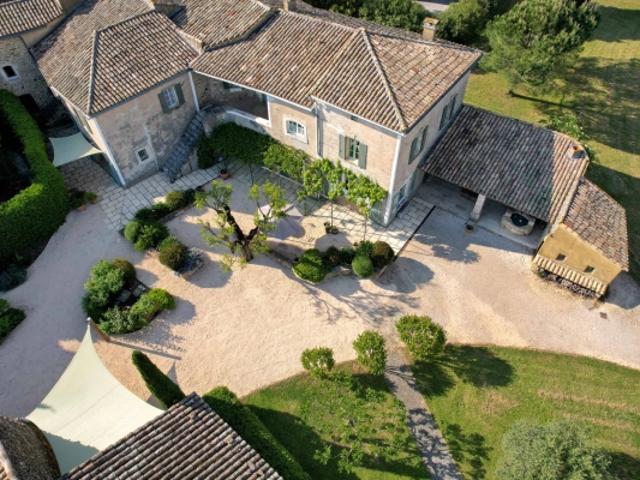 Elégante propriété de village du XVIIIè sur un parc de 6000 m², 12 km d'Uzès