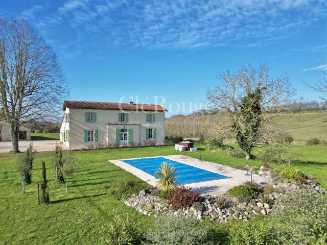 Elégante propriété en pierre avec 2 gîtes, piscine et grange. 335m² Duras