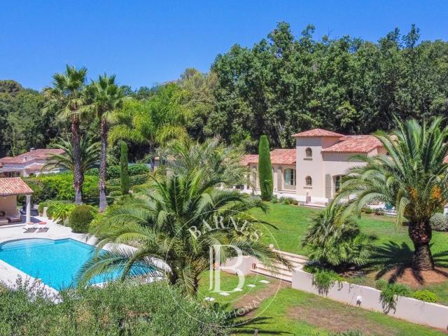 Élégante propriété familiale dans un écrin de verdure – char. 370m² Saint Paul de Vence