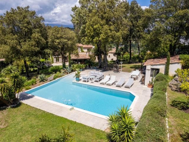 Élégante propriété provençale avec piscine à débordement V