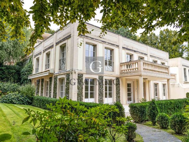 Elegante Privatvilla mit privatem Garten und Hallenbad