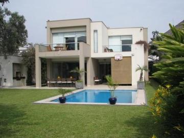 Elegante Residencia Moderna con Piscina y Jardín, a Pasos del Club La Planicie