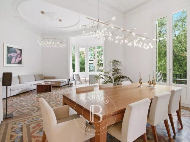 Elegante residencia modernista de 218 m² con terraza privada