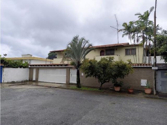 Elegante Residencia en La Trinidad con Espacios Amplios