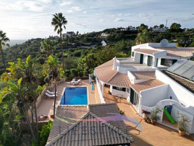 Elegante residência rústica que oferece vistas costeiras excecionais