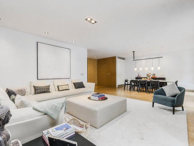 Elegante residencia renovada con terrazas privadas en venta en el Parque Turó