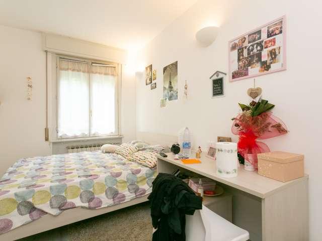 Elegante stanza in affitto in appartamento con 10 camere da letto a Ghisolfa