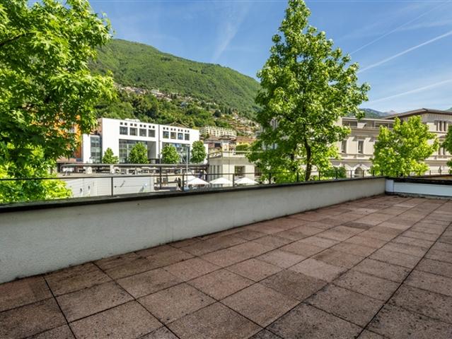 Eleganter Wohn oder Profibereich mit großer Terrasse in der Mitte der Küche