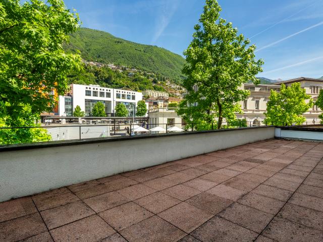 Eleganter Wohn oder Profibereich mit großer Terrasse in der Mitte der Küche
