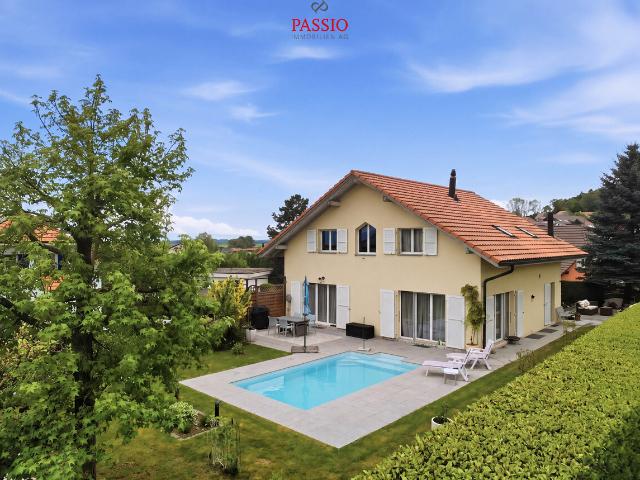 Elegantes 6.5 Zimmer Einfamilienhaus mit Pool und Gartenoase